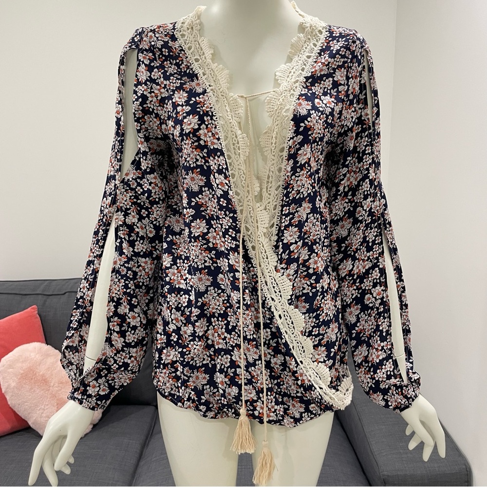 NWT GRACE & LACE Calla Crossover Top Open Front Floral Size Large Slit Sleeves